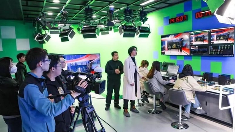 在选择成都中小企业VI设计公司时，可以从以下几个方面进行考量：